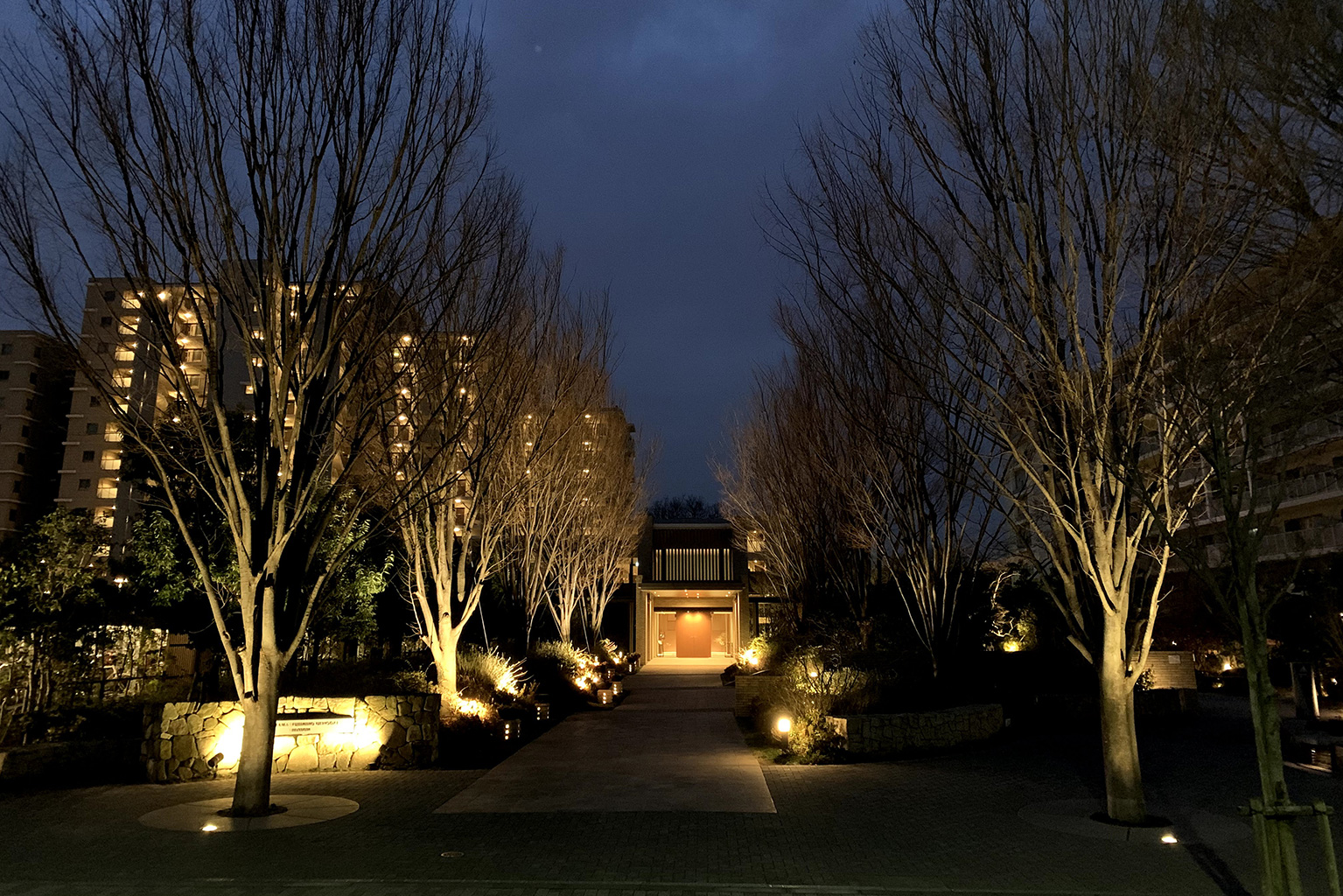 エントランス（夜景）